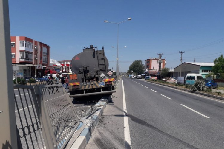 Zift y&uuml;kl&uuml; kamyon ile otomobil &ccedil;arpıştı