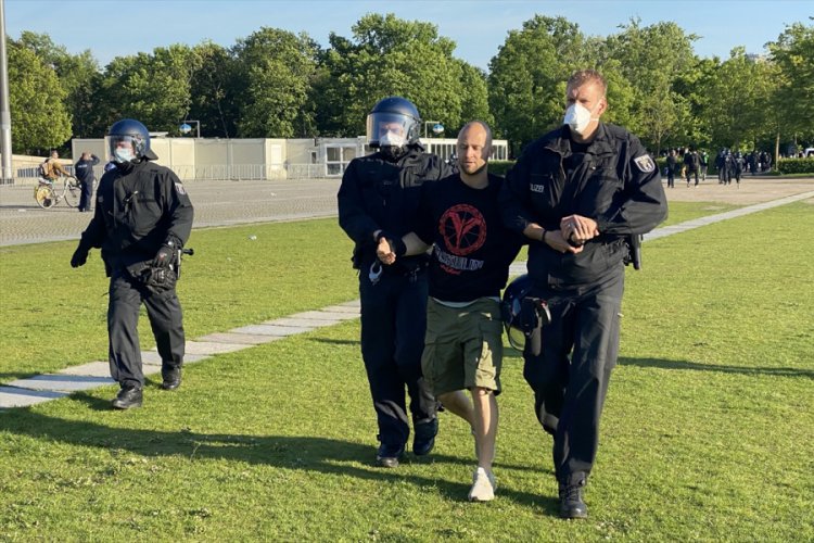 Almanya'da kısıtlamaları protesto edenlere polis m&uuml;dahale etti
