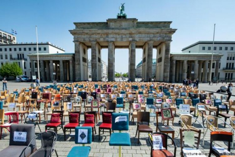Restoran ve kafe sahiplerinden "boş sandalye" protestosu