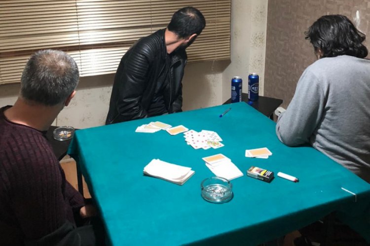 Kumar oynarken yakalanan 5 kişiye sosyal mesafe cezası