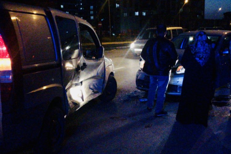 Bursa'da kırmızı ışık ihlali yapan s&uuml;r&uuml;c&uuml; kaza yaptı: 2 yaralı