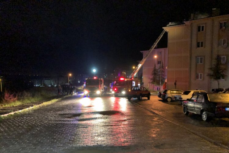 Apartmanda korkutan yangın! 3 kişi dumandan etkilendi