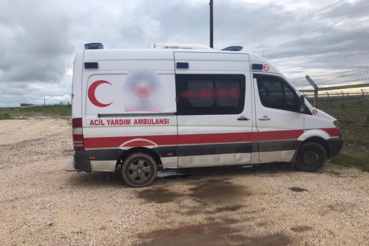 Jandarmayı g&ouml;r&uuml;nce kiralık ambulansla taşıdığı esrarı yol kenarına attı