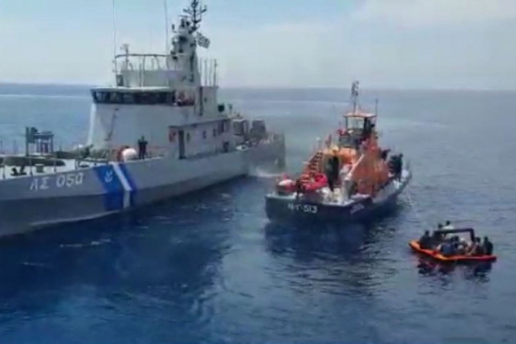T&uuml;rk kara sularına itilen g&ouml;&ccedil;menler kurtarıldı