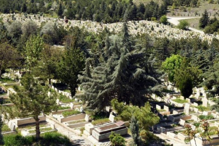 Ankara'da mezarlıklar yeniden ziyarete a&ccedil;ıldı