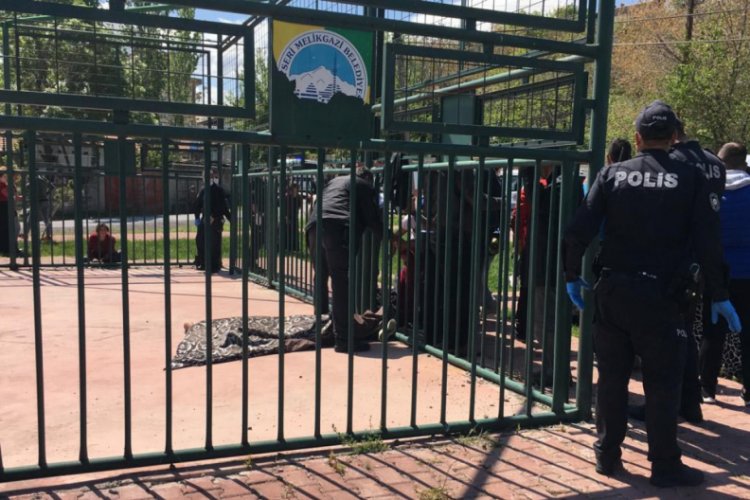 Mahallenin basketbol sahasında intihar etti