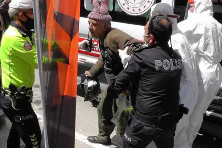 Annesinde corona &ccedil;ıkan zihinsel engelli adam zorlukla sakinleştirildi