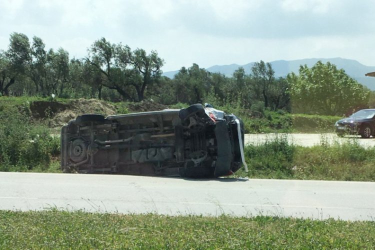 Ambulans ile otomobil &ccedil;arpıştı! Yaralılar var