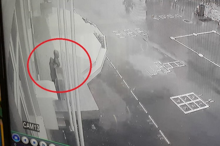 Bursa'da okul bah&ccedil;esinden Atat&uuml;rk b&uuml;st&uuml; hırsızlığı kamerada