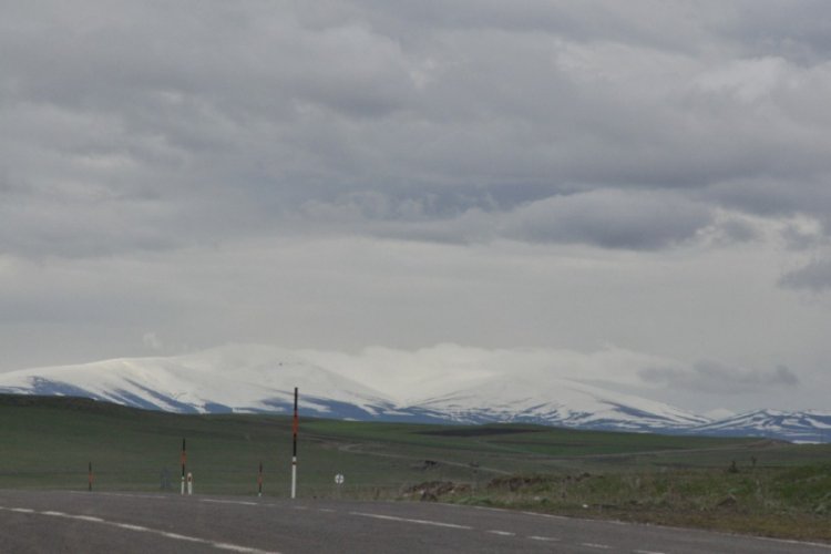 Kars'ta y&uuml;ksek kesimlere kar yağdı