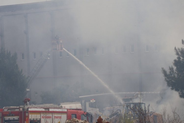 Adana'da kağıt fabrikasında yangın