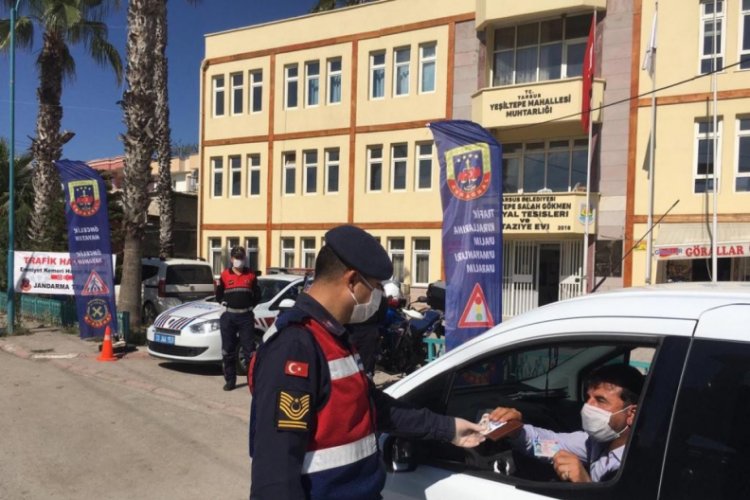 Mersin'de jandarma maske, dezenfektan ve broş&uuml;r dağıttı