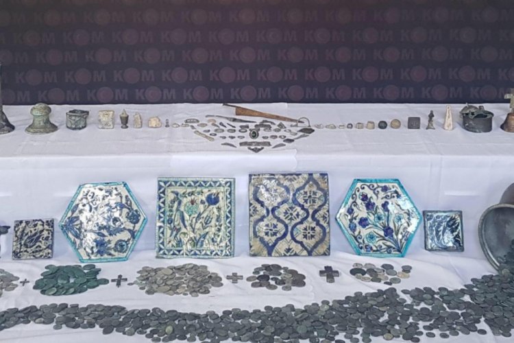 Bir&ccedil;ok tarihi eser ile 1306 sikke ele ge&ccedil;irildi