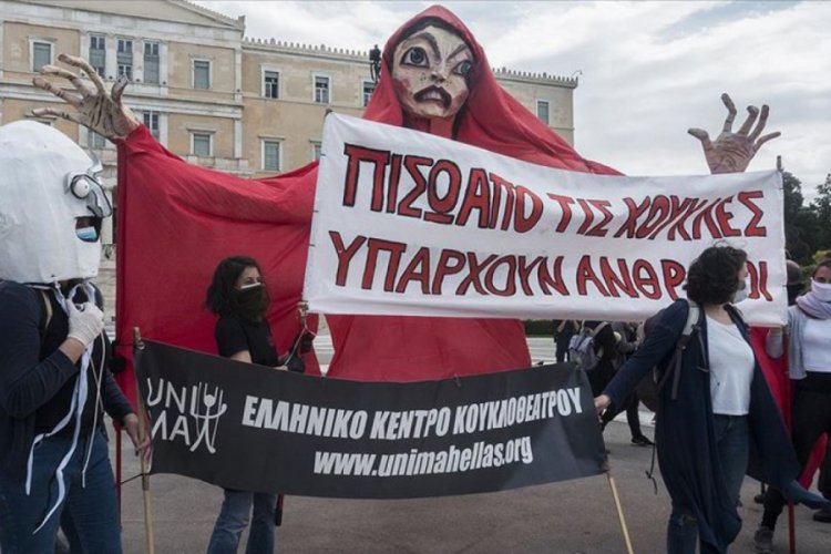 Yunanistan'da sanat&ccedil;ılardan protesto