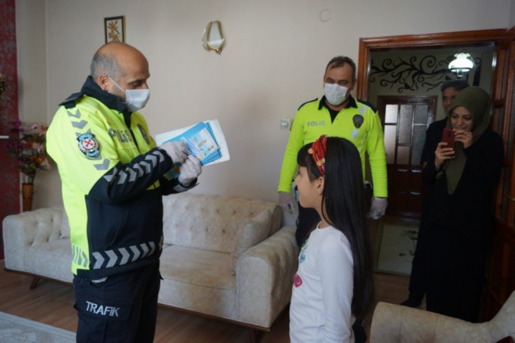 Bursa'da minik Elif İstiklal Marşı'nı g&uuml;zel okudu, &ouml;d&uuml;l&uuml; kaptı