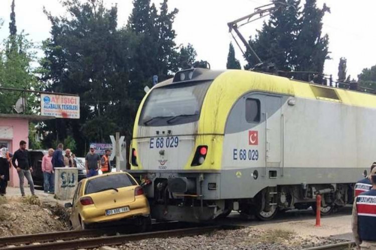 Tren ile otomobil &ccedil;arpıştı