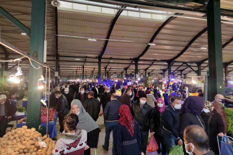 Bursa'da yasak &ouml;ncesi pazarlarda yoğunluk yaşandı