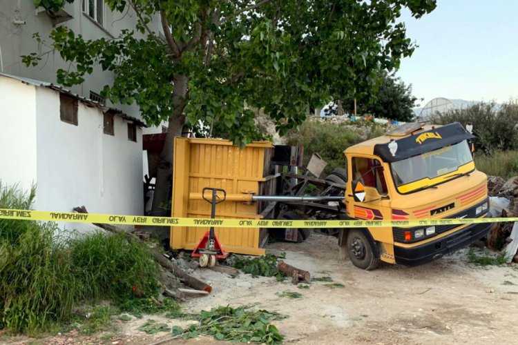 Kum boşaltırken yan yatan damperin altında kalan k&uuml;&ccedil;&uuml;k &ccedil;ocuk hayatını kaybetti