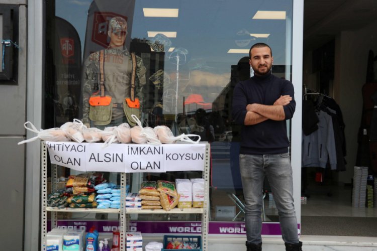 D&uuml;kkanın &ouml;n&uuml;ne koyduğu raf ile iyiliğe aracı oldu