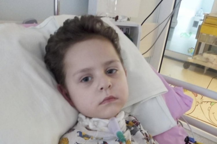 Omurilik enfeksiyonu ge&ccedil;iren Ahmet Furkan yaşam savaşı veriyor