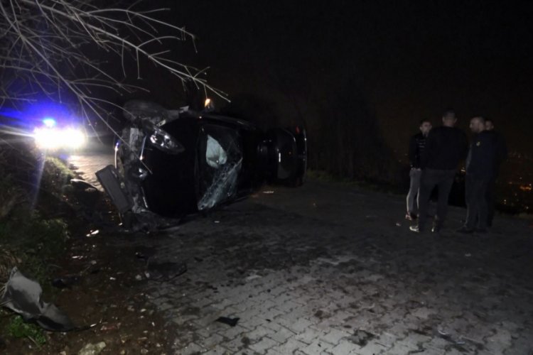 Bursa'da otomobil, hafif ticari araca &ccedil;arpıp, takla attı!