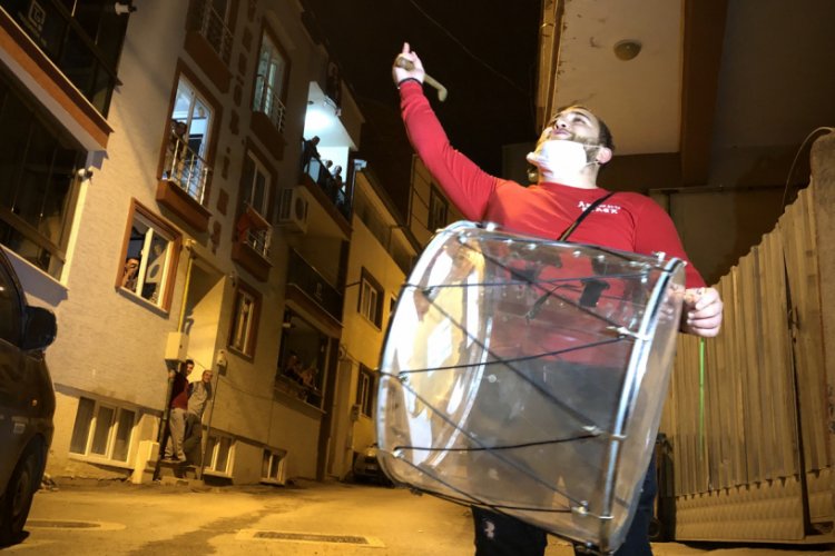Bursa'da B&uuml;lent Ersoy şarkılarıyla sahura uyandırıyor