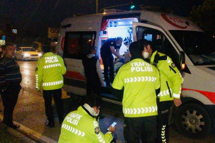 Bursa'da kırmızı ışıkta ge&ccedil;en otomobil s&uuml;r&uuml;c&uuml;s&uuml; trafik ekiplerine &ccedil;arptı: 4 yaralı