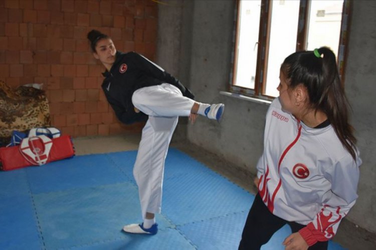 Milli sporcu Hatice K&uuml;bra İlg&uuml;n Bursa'daki evinin &ccedil;atı katını tekvando salonuna d&ouml;n&uuml;şt&uuml;rd&uuml;
