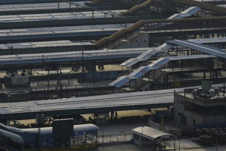 Hindistan'da evlerine d&ouml;nmek i&ccedil;in raylarda y&uuml;r&uuml;yen iş&ccedil;ilere tren &ccedil;arptı