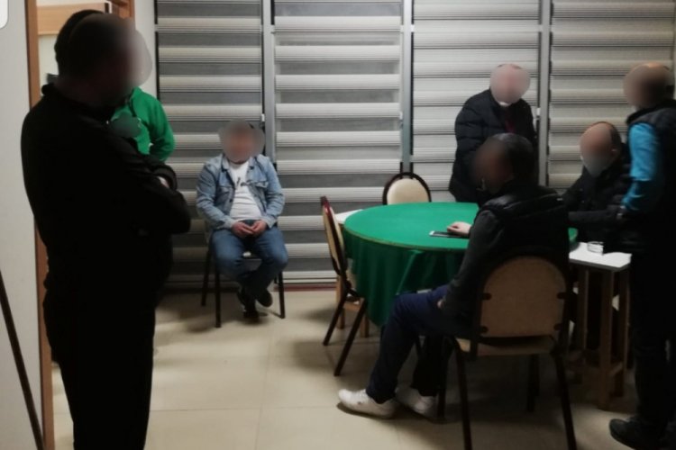 Kahvehaneye &ccedil;evrilen evde yakalanan 16 kişiye 50 bin 400 lira ceza
