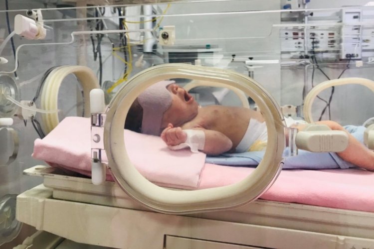 &Ccedil;&ouml;pte bulunan bebek yaşam savaşı veriyor