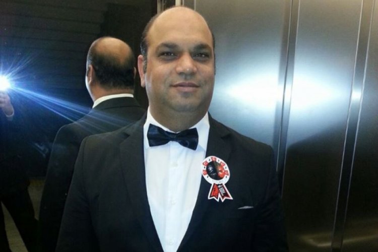 Klarnet sanat&ccedil;ısı evinin &ouml;n&uuml;nde &ouml;ld&uuml;r&uuml;ld&uuml;