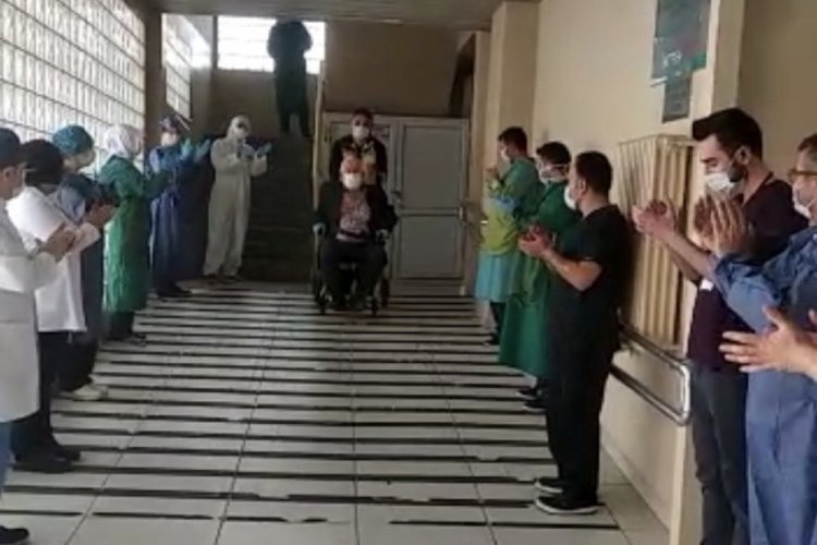 72 yaşında vir&uuml;s&uuml; yendi, alkışlarla taburcu edildi