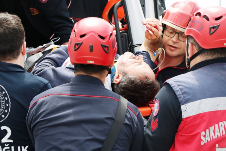 Sakarya'da iki kamyon &ccedil;arpıştı: 1 yaralı