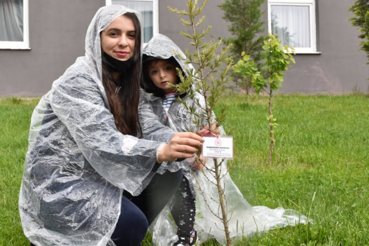 Karantinanın son g&uuml;n&uuml;nde fidan dikip, memleketlerine uğurlandılar