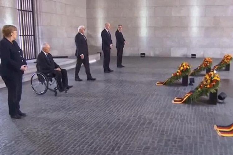 Almanya'da 'sosyal mesafeli' Zafer G&uuml;n&uuml; t&ouml;reni