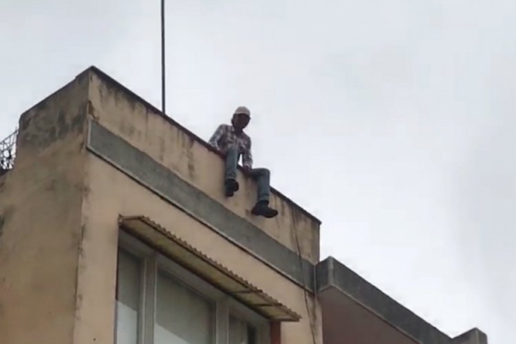 3 katlı binanın &ccedil;atısında intihara kalkıştı