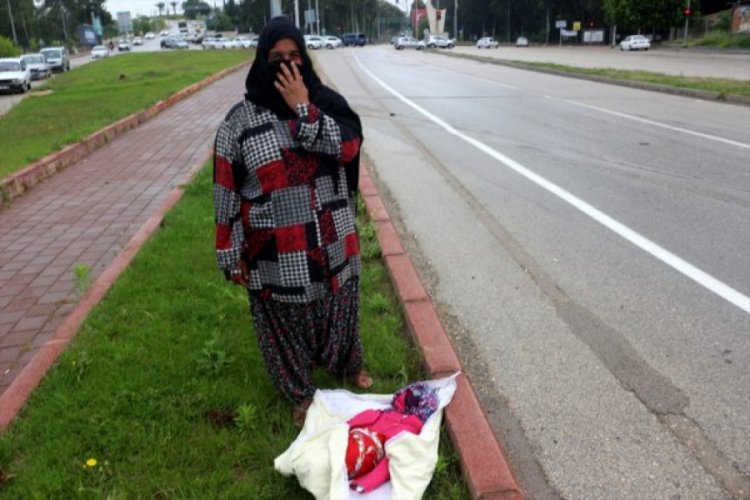 Dilencinin kucağındaki kundaktan bez par&ccedil;aları &ccedil;ıktı