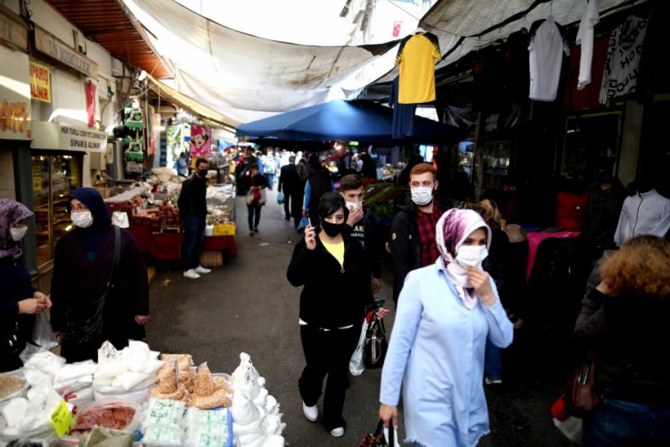 Bursa'da kısıtlama &ouml;ncesi cep yakan akşam pazarı