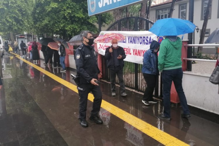 PTT &ouml;n&uuml;nde yağmur altında maaş kuyruğu