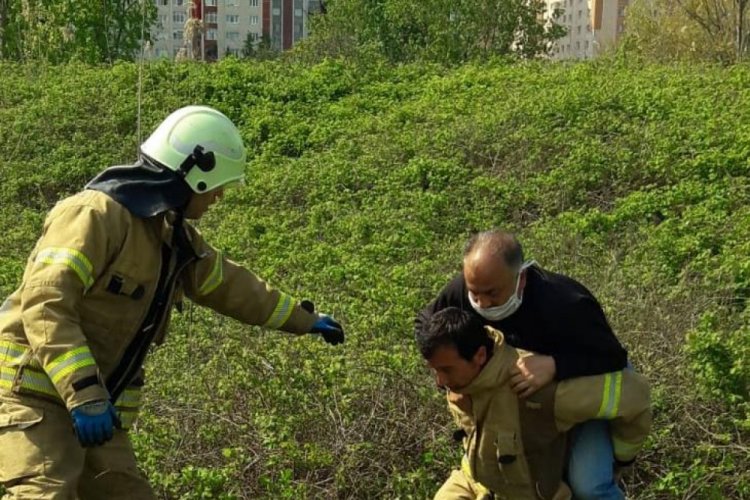 Dikenli &ccedil;alılıkta mahsur kalan kişiyi itfaiye kurtardı