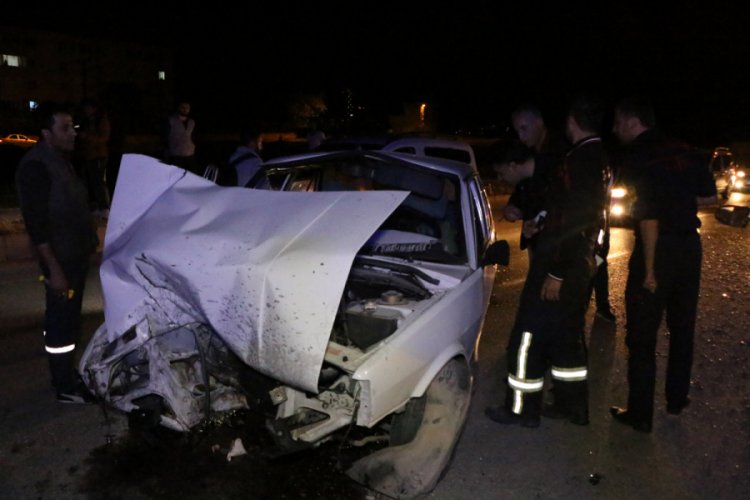 Otomobil aydınlatma direğine &ccedil;arptı