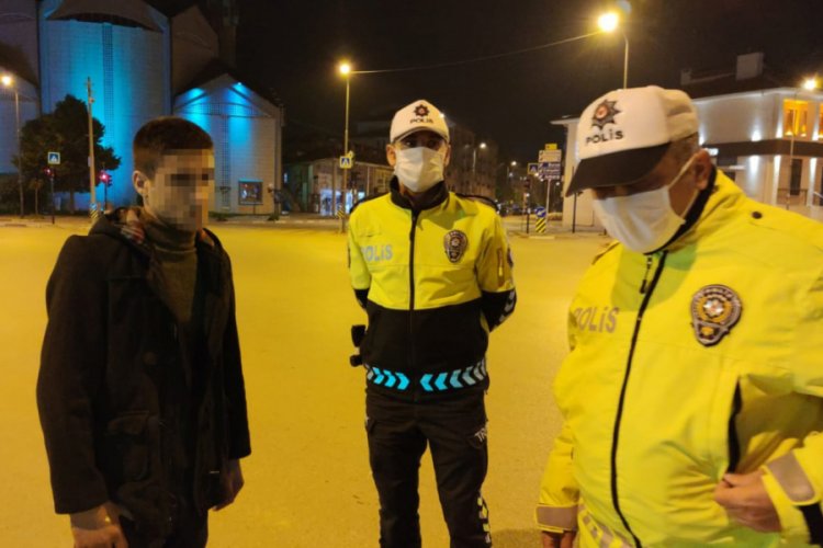 Bursa'da kısıtlamada sokağa &ccedil;ıkan gen&ccedil;: Babam beni fır&ccedil;a sapıyla d&ouml;vd&uuml;, evden ka&ccedil;tım