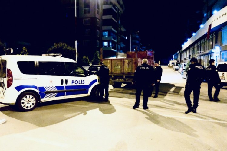 Bursa'da kısıtlamayı &ccedil;iğneyip hızsızlık yaptılar, kovalamaca sonucu yakayı ele verdiler