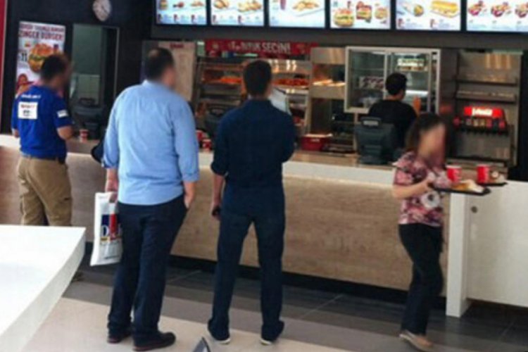 D&uuml;nyaca &uuml;nl&uuml; fast food zincirinin İstanbul şubesinde kart kopyalama skandalı!