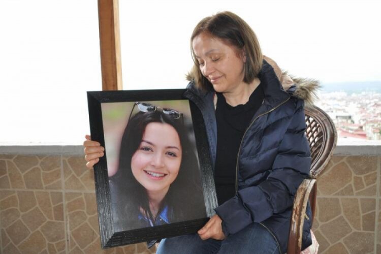 Ceren &Ouml;zdemir'in annesinden y&uuml;rek burkan s&ouml;zler