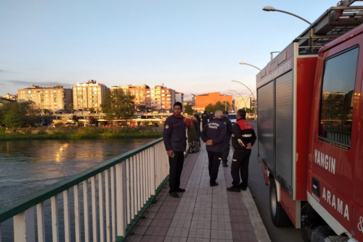 K&ouml;pr&uuml;den Yeşilırmak'a atlayan gen&ccedil; kayboldu