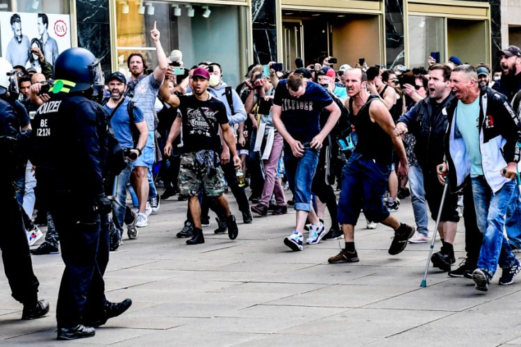 Almanya'da korona kısıtlamaları protesto edildi
