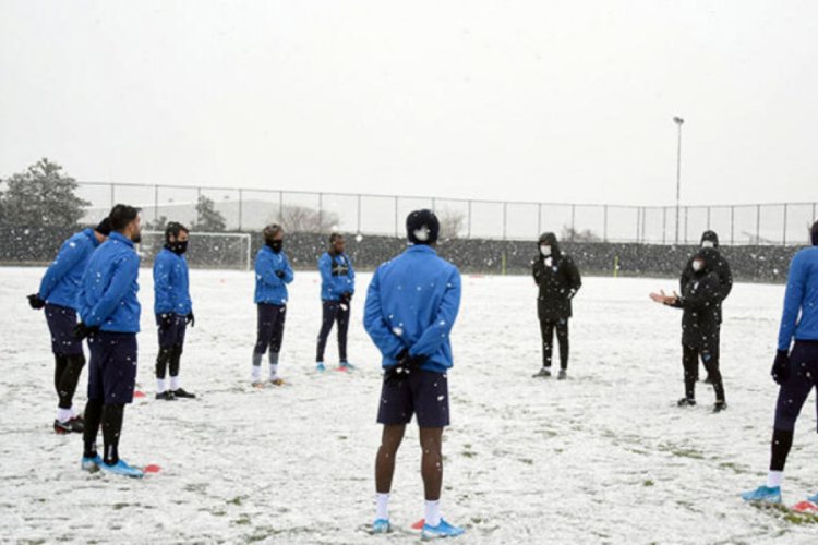 Erzurumspor, kar yağışı altında antrenmanlara başladı
