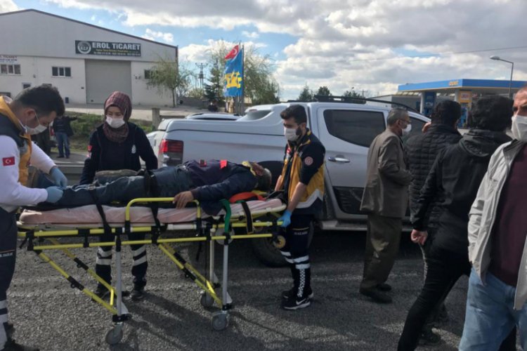 Otomobil, kamyonete &ccedil;arpıp takla attı: 2 yaralı